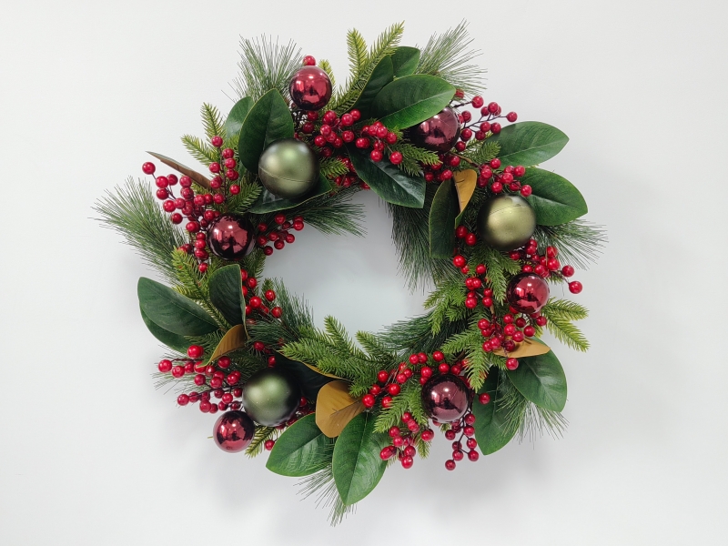 Luxury Christmas Wreath with Olive‑Wine Baubles, Magnolia Leaves and Red Berries