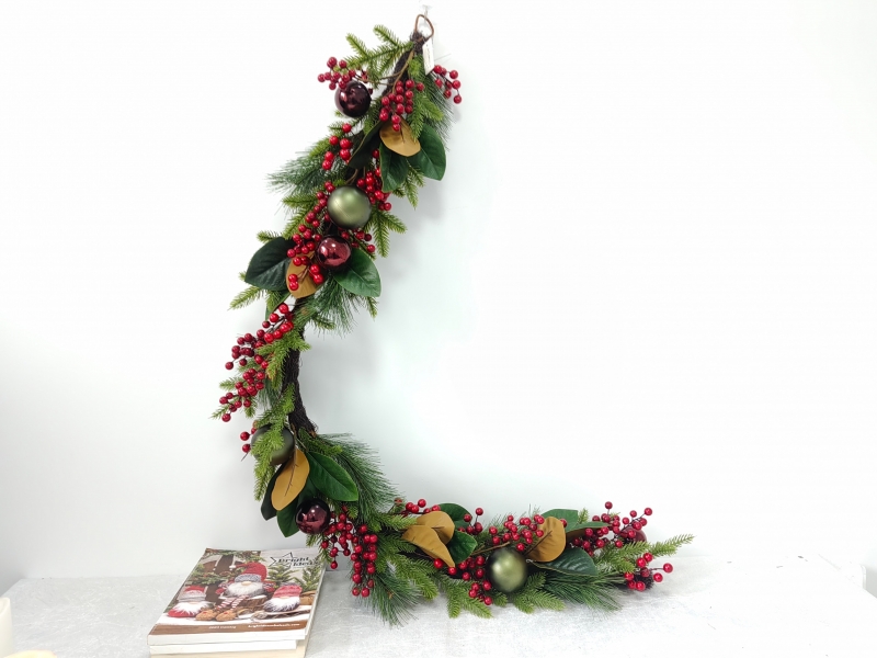 Luxury Christmas Garland with Magnolia Leaves, Olive‑Wine Baubles and Red Berries