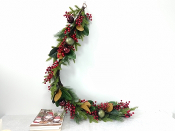 Luxury Christmas Garland with Magnolia Leaves, Olive‑Wine Baubles and Red Berries